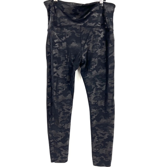 SPANX Plus Size Faux Leather Camo Leggings Matte Black Camo SZ 1X Petite - Picture 3 of 10
